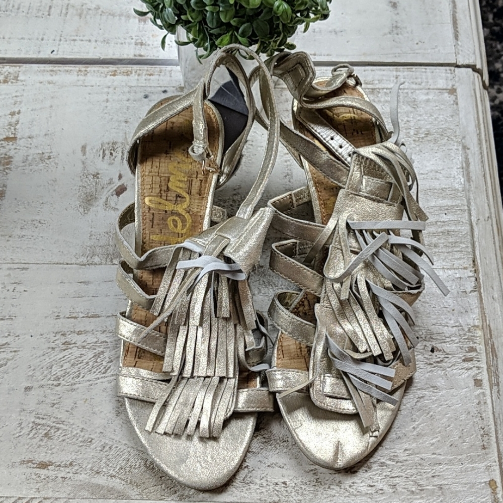 Fringe gold wedges